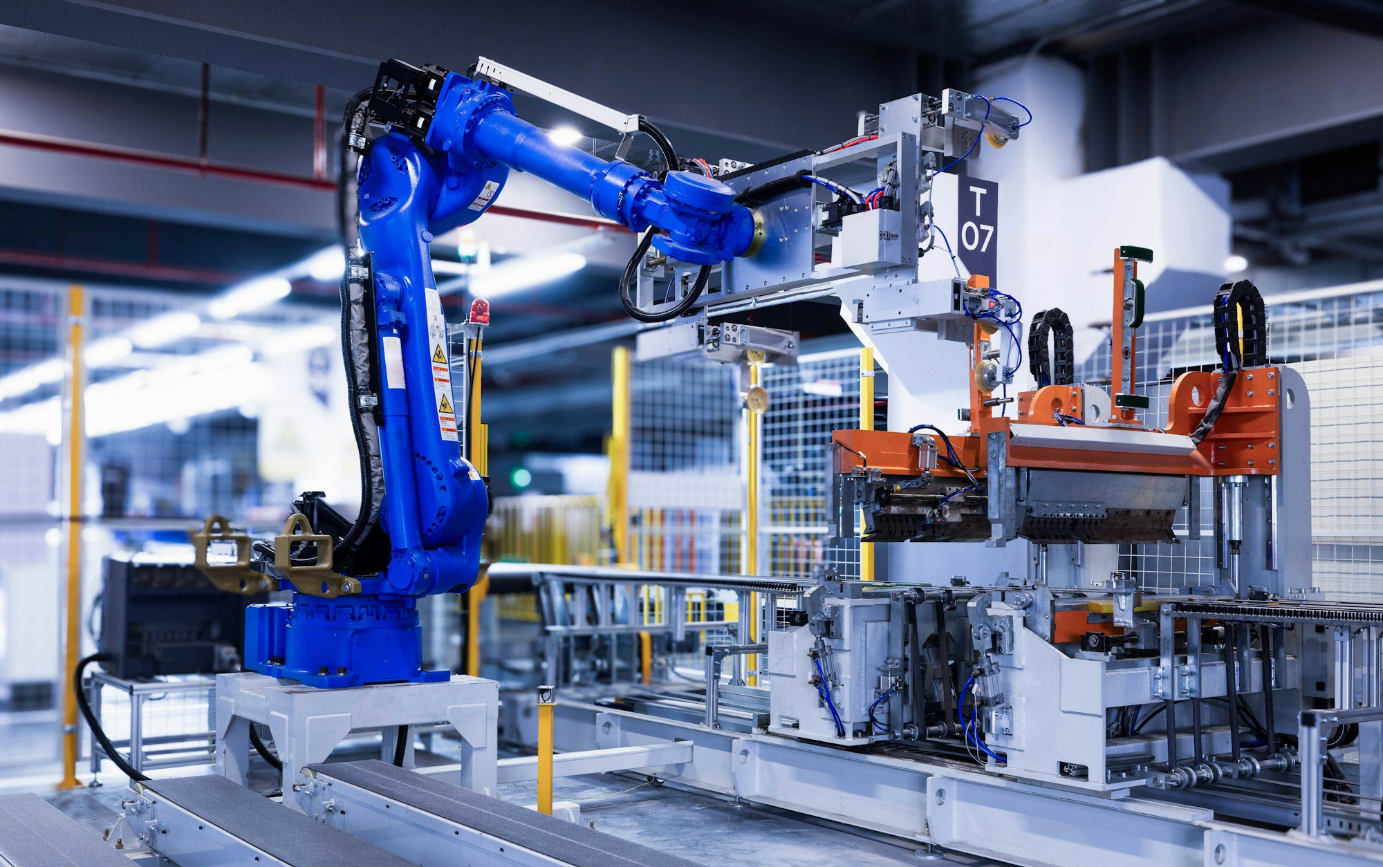 Bras robotique industriel sur une ligne de production