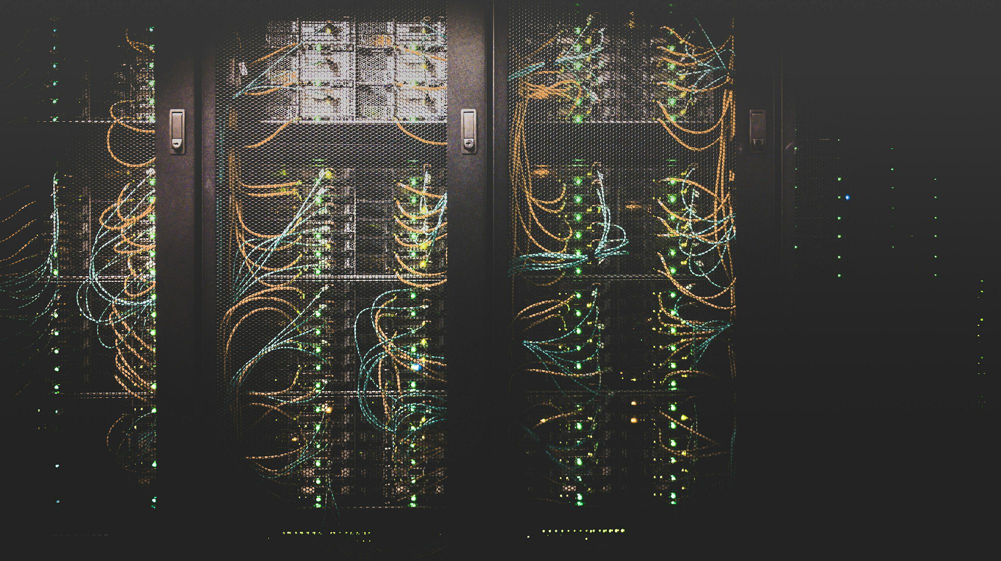 Câbles réseau connectés à un équipement