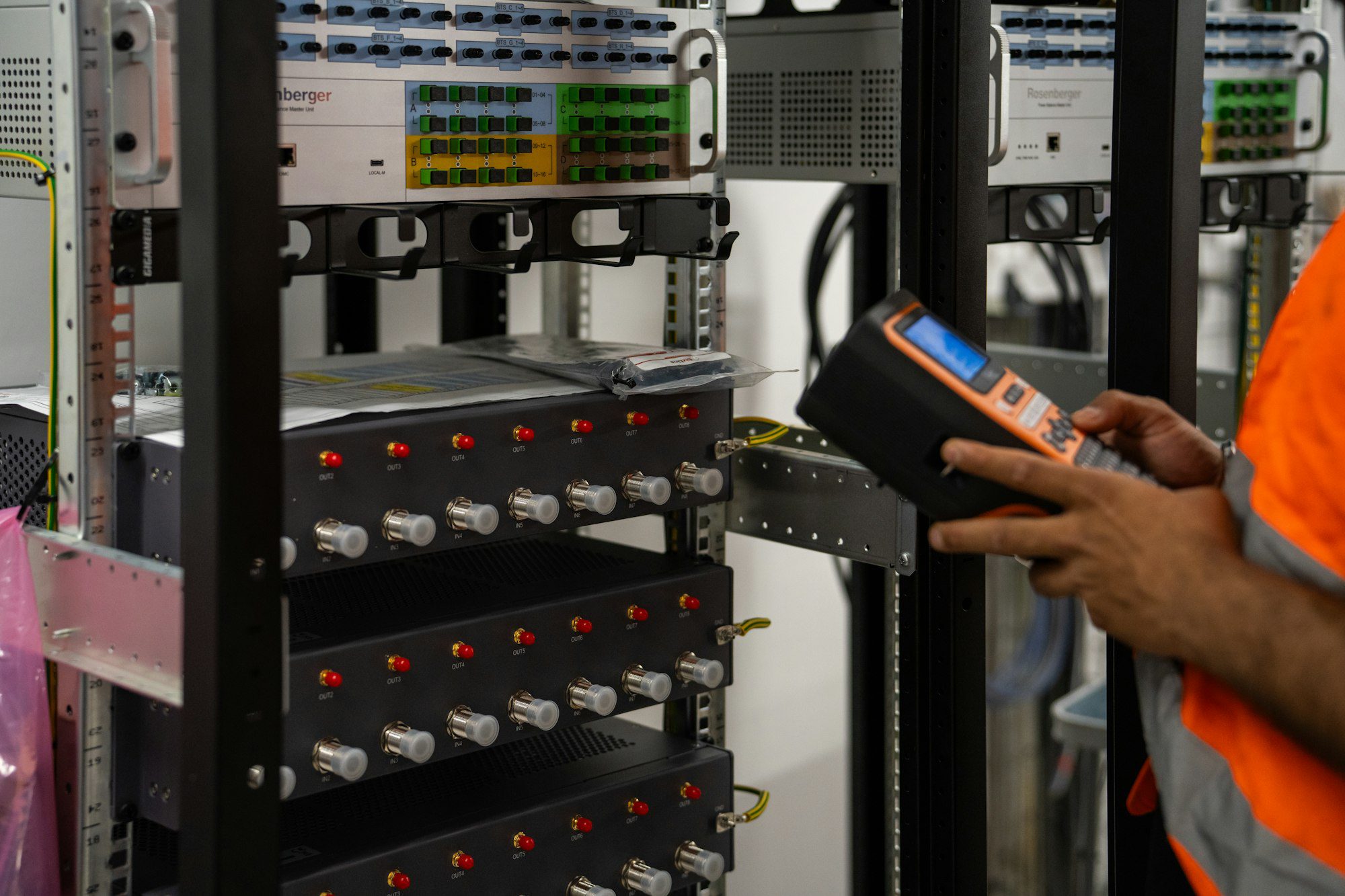 Technicien vérifiant des équipements avec une tablette