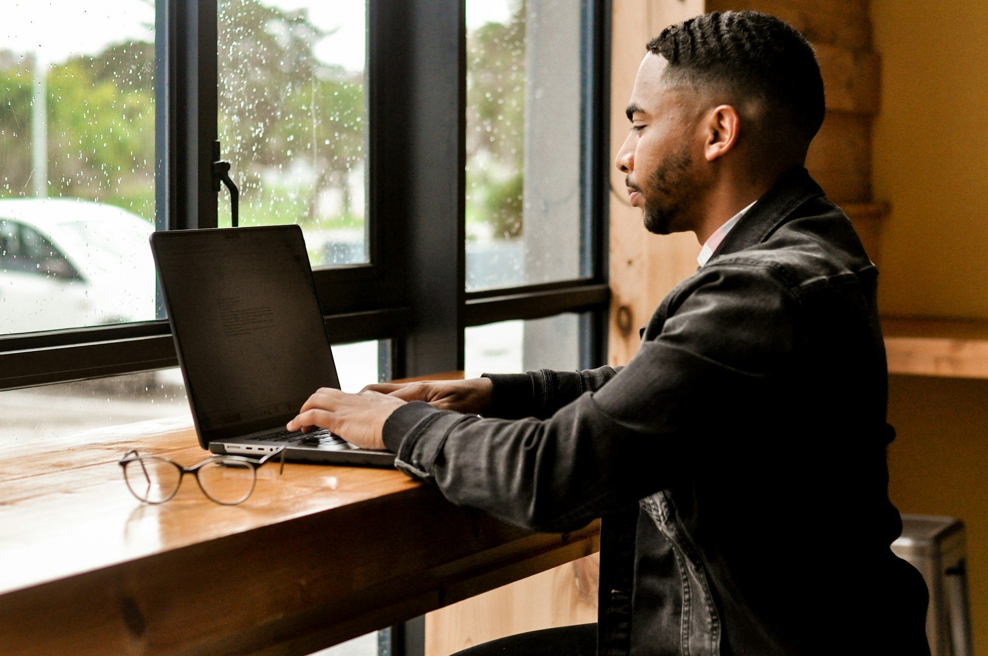Un homme travaille sur un ordinateur portable
