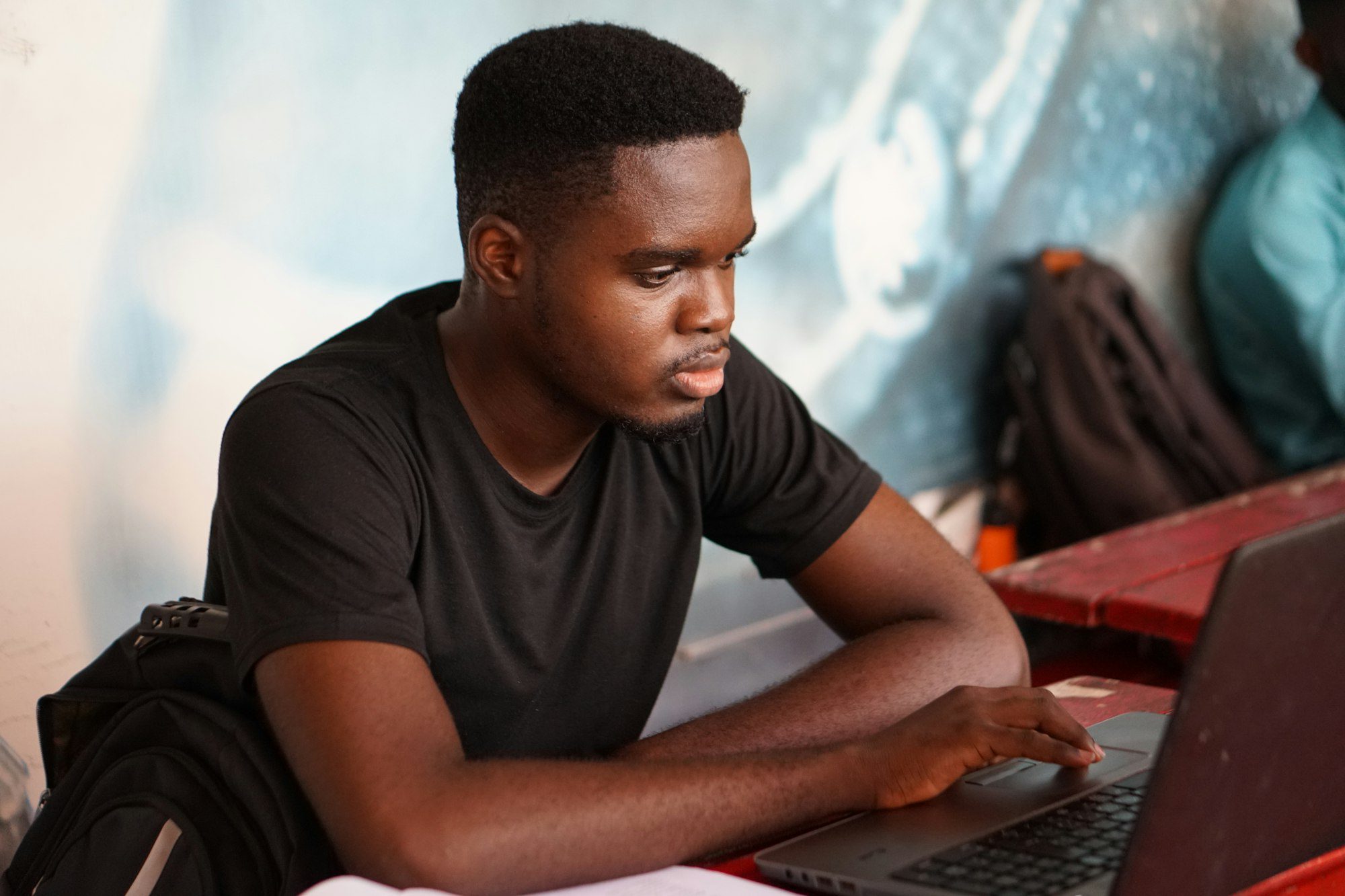 Un ingénieur travaille sur son ordinateur portable