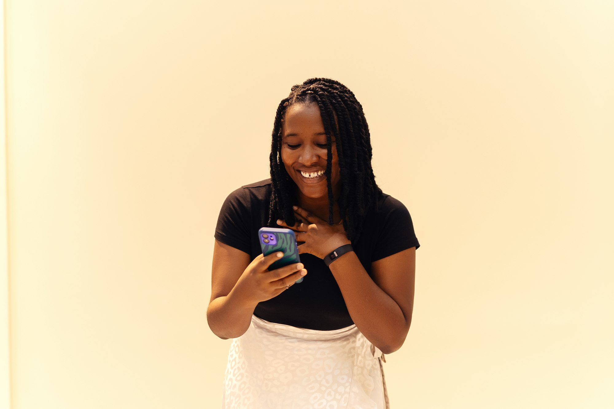 Une femme consulte son téléphone