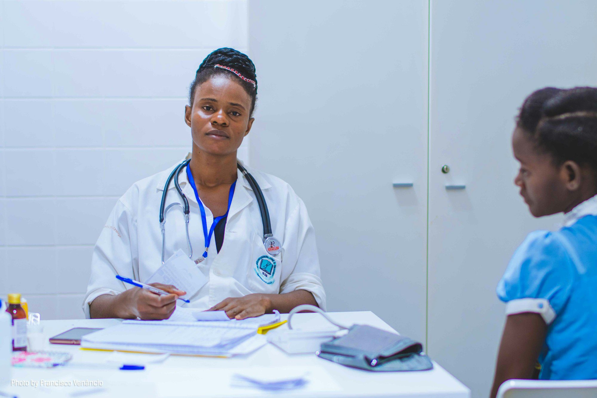 Une médecin reçoit une jeune patiente en consultation